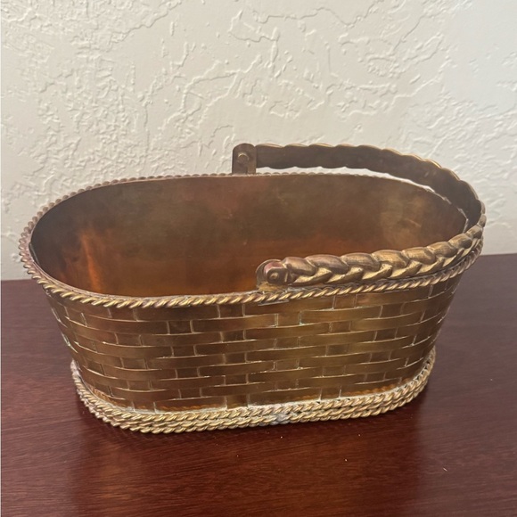Vintage Woven Brass Basket Planter Rope Handle Rustic Boho Farmhouse Decor Art - Picture 4 of 6